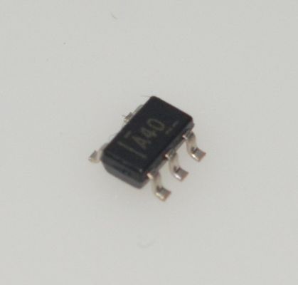 OPA340NA تقویت‌کننده عملیاتی CMOS با تغذیه تکی، پهنای باند 5.5 مگاهرتز، نرخ چرخش 2 ولت بر میکروثانیه، ورودی/خروجی ریل-تو-ریل، جریان سکون 750 میکروآمپر، عملکرد 2.7 تا 5.5 ولت، پکیج SOT23-5 برای برنامه‌های قابل حمل و باتری‌دار