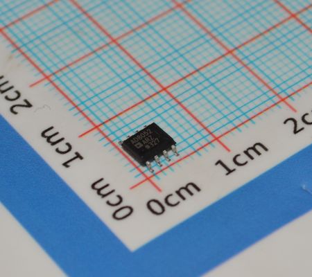 AD8052AR سرعت بالا 300MHz Op Amp سر و صدا کم 4.5nV /√Hz 5V عملیات خروجی ریل به ریل تحریف کم و 160mA خروجی برای Video / ADC Buffers