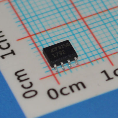 LT1792CS8 1.5A تنظیم کننده کاهش کم 3.3V / 5V / ADJ 1V کاهش ± 1٪ دقت SO-8 -40 °C تا + 125 °C سر و صدا کم