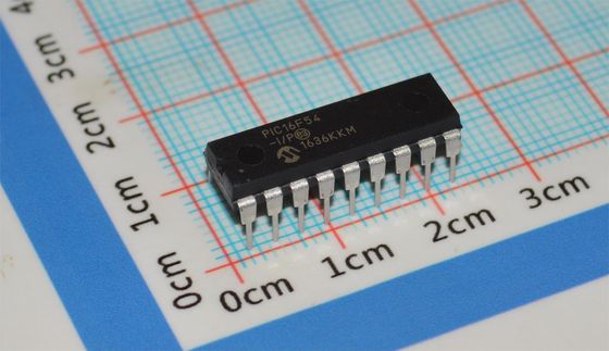 PIC16F54-I/P 8-bit RISC MCU 20MHz 512x12 فلش 25B رم 12 I/O DIP-18 2-5.5V -40°C~125°C قدرت کم <2mA