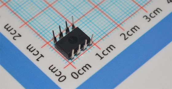 TLC549CP ADC 8 بیتی 40ksps کلاک 4MHz منبع تغذیه تکی 3-6 ولت DIP-8 ±0.5LSB INL توان کم <15mW -40°C تا +85°C