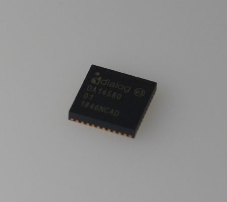 تراشه DA14580-01AT2 بلوتوث 5.0 با توان فوق‌العاده کم، اندازه 2.5x2.5 میلی‌متر، ARM Cortex-M0، عمر باتری طولانی، امنیت، چند پروتکل و طراحی مقرون‌به‌صرفه اینترنت اشیا