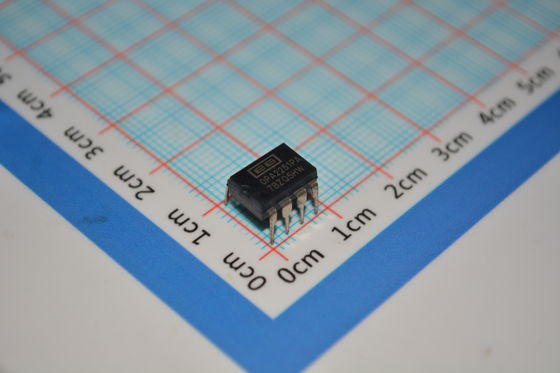 OPA2251PA تقویت کننده عملیاتی دوگانه دقیق با پهنای باند 10 مگاهرتز، رانش کم 0.5 میکروولت بر درجه سانتیگراد، نویز 1.1 میکروولت پیک تا پیک، خروجی ریل به ریل، تغذیه ±2.25 ولت تا ±18 ولت و پکیج DIP 8 پین