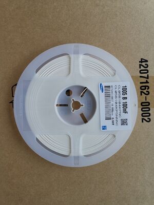 مینیاتوری 0402 X5R MLCC 0.1μF ظرفیت بالا 16 ولت درجه بندی ثبات فرکانس بالا ESR پایین مطابق با RoHS قابلیت اطمینان برتر برای جداسازی پیشرفته و فیلتر در الکترونیک فشرده