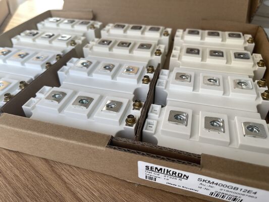 SKM400GB12E4 1200V 400A ماژول IGBT کم Vce ((sat) محکم بودن مدار کوتاه بالا از دست دادن کم سوئیچینگ جداسازی بالا درجه صنعتی برای محرک های موتور و UPS صنعتی