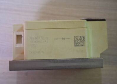 SKKE600/16 1600 ولت 600 آمپر ماژول دیود تکی، ولتاژ فوروارد فوق‌العاده پایین 1.5 ولت، جریان هجومی بالا 22 کیلوآمپر، پایه ایزوله SEMIPACK4، انتقال حرارت عالی، قابلیت اطمینان بالا، دارای گواهینامه UL برای رکتیفایرها و جوشکاری