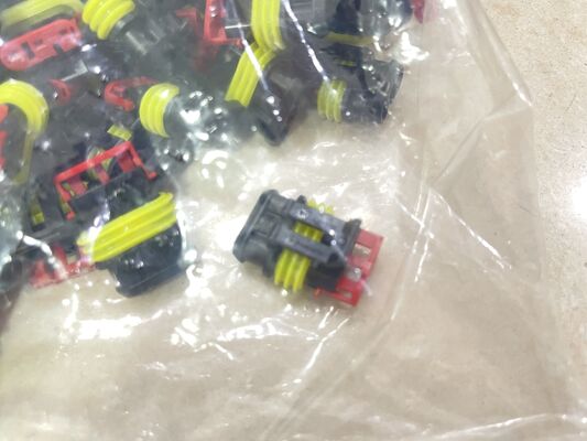 282087-1 کانکتور مادگی 4 پین با گام 2.5 میلی‌متر برای اتصال سیم به برد، دارای قفل اصطکاکی، قابلیت نصب روی پنل، پلاریزه، دارای گواهی UL 94V-0 و رتبه جریان 4.5 آمپر برای توزیع برق و کاربردهای صنعتی