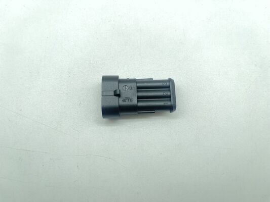 282105-1 هدر سیم به برد با گام 5.0 میلی‌متر، 3 موقعیت، عمودی، سوراخ‌دار، شلنگ‌دار، قفل اصطکاکی، قطبی شده، دارای رتبه 9 آمپر برای منابع تغذیه و کنترل‌های صنعتی