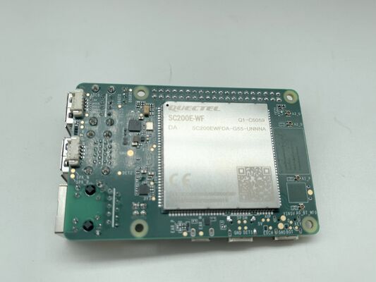 خازن الکترولیتی آلومینیومی SMD SC200EWFDA-G55-UNNNA با ولتاژ نامی 200 ولت، دمای 105 درجه سانتیگراد، امپدانس پایین، عمر طولانی، ریپل بالا، محدوده دمایی -40 تا +105 درجه سانتیگراد برای کاربردهای توان و LED